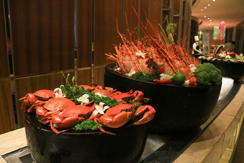 ăn gì ở sài gòn Quầy buffet hải sản cao cấp tại nhà hàng Hotel Nikko Saigon