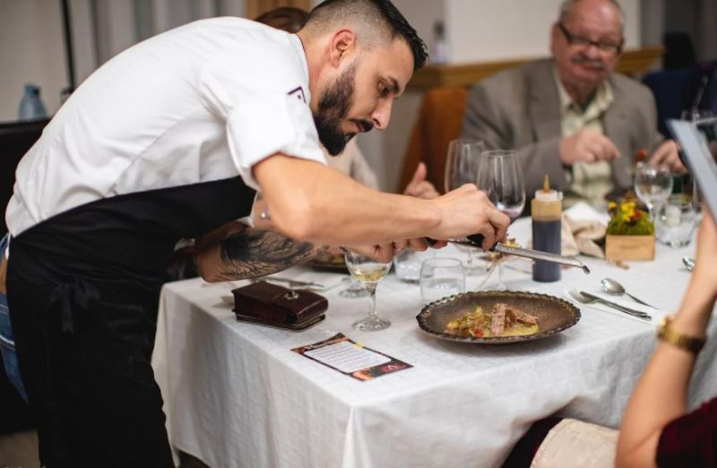 Fine Dining là gì? Fine Dining là gì qua quy trình phục vụ tại bàn